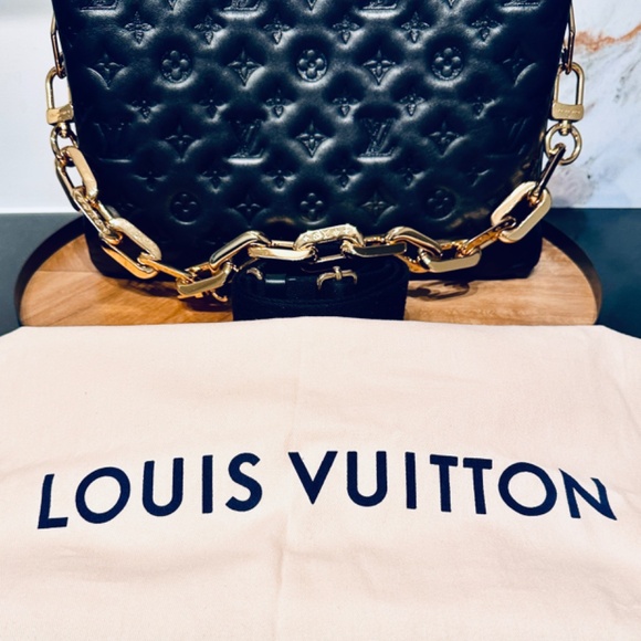 Coussin MM in Noir & Gold – Understated Glamour, Bold Refinement - Picture 6 of 12